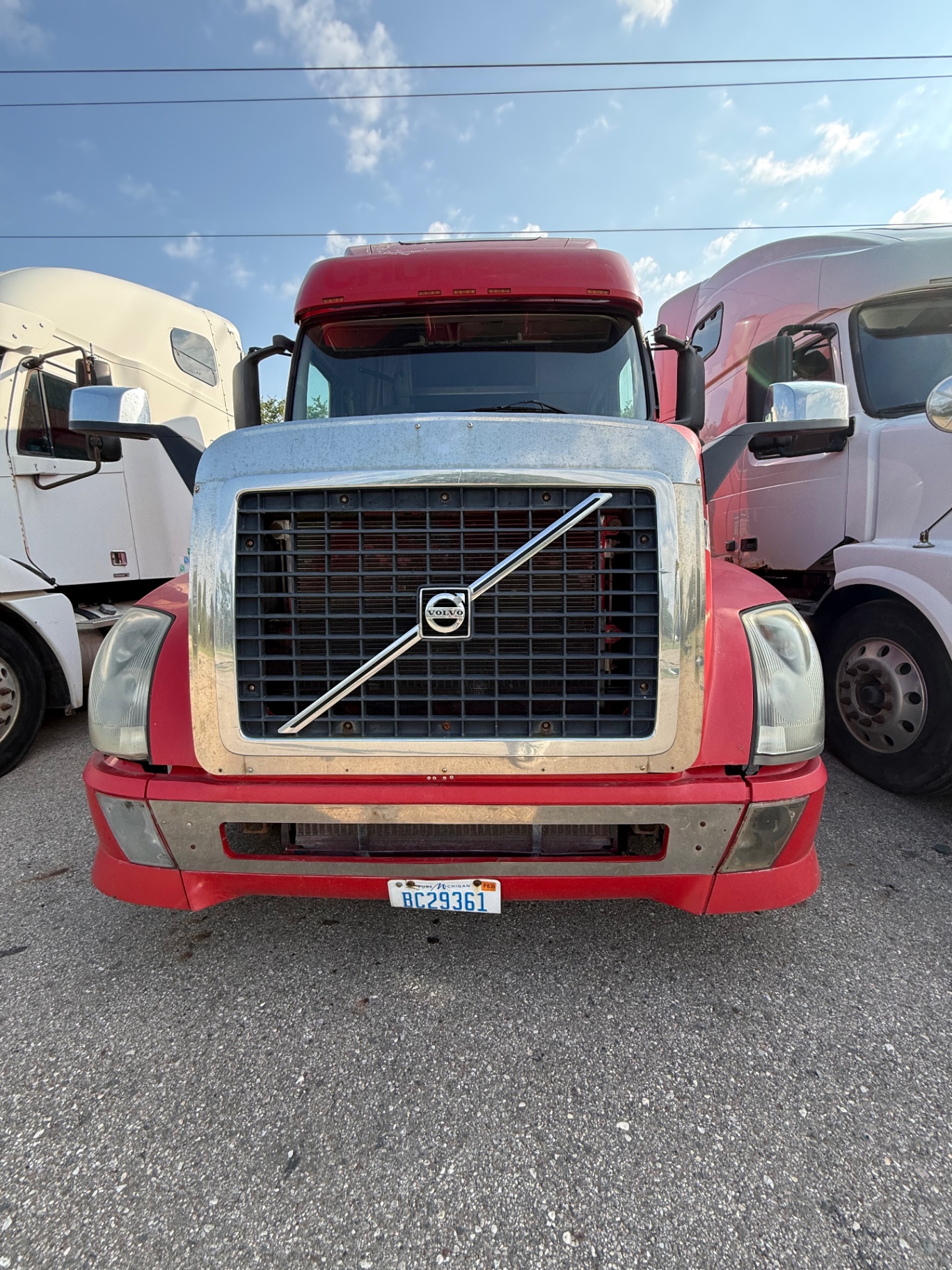 Volvo VNL 670 Sleeper | Front